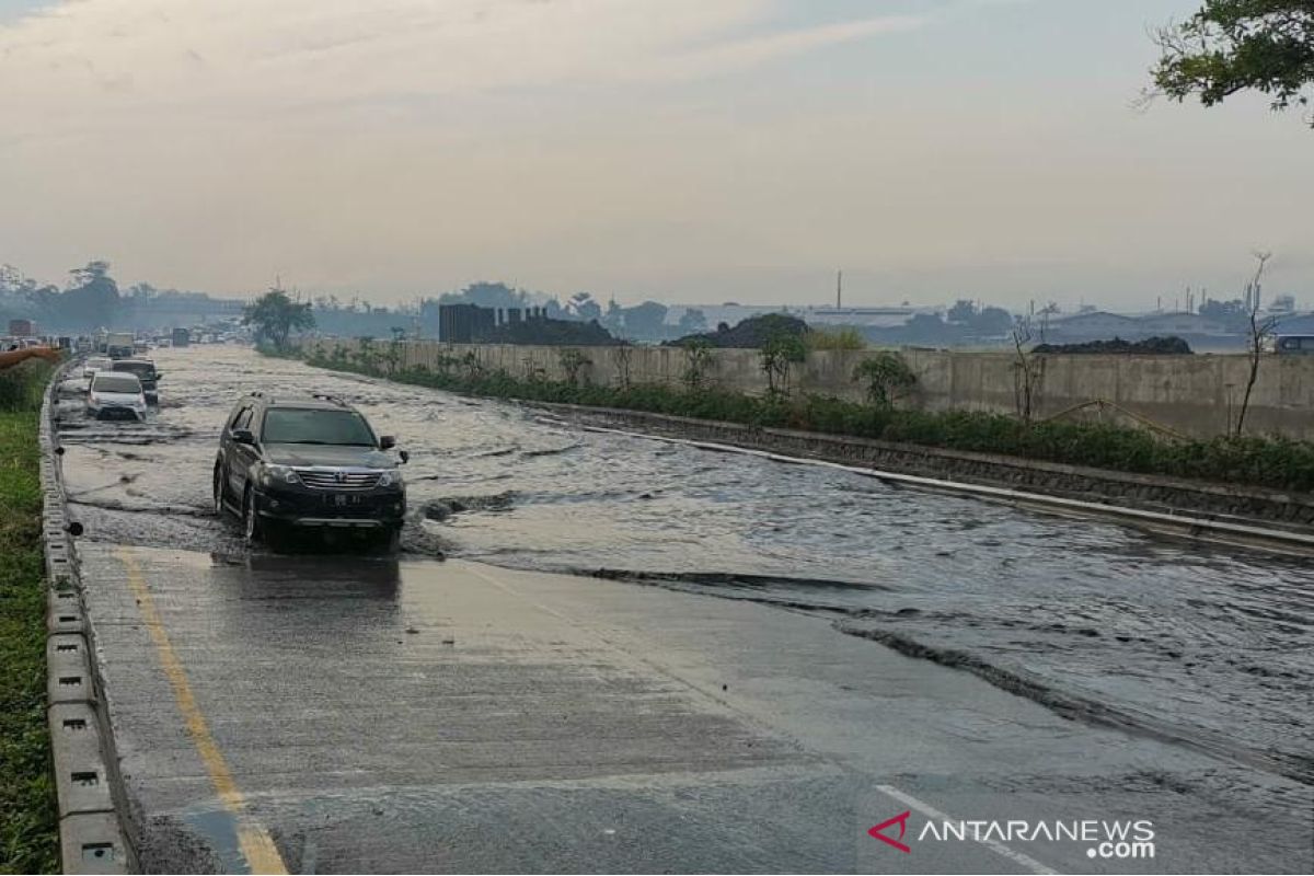 Tol Padaleunyi km 130 banjir, Jasa Marga alihkan arus kendaraan