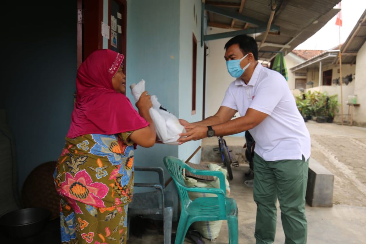 Rycko Menoza berikan sembako kepada masyarakat terdampak COVID-19