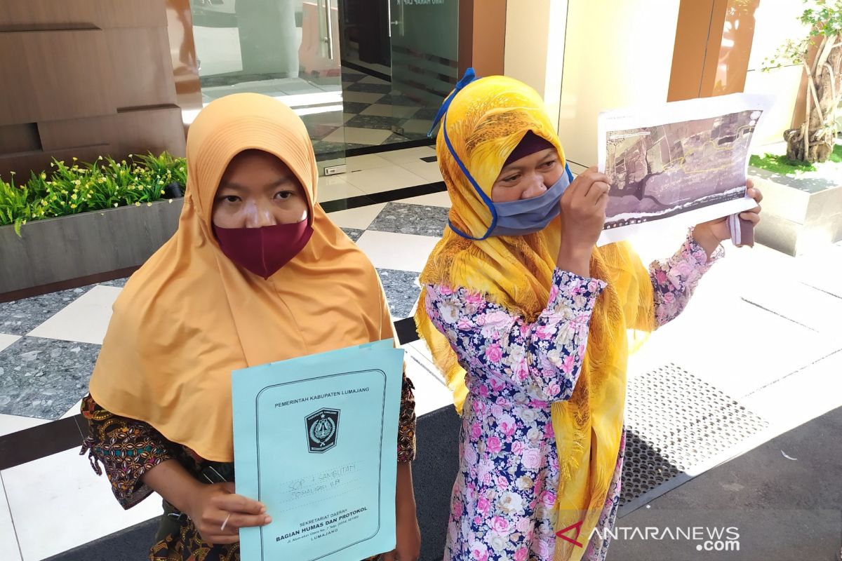 Istri dan anak mendiang Salim Kancil diperiksa Polda Jatim