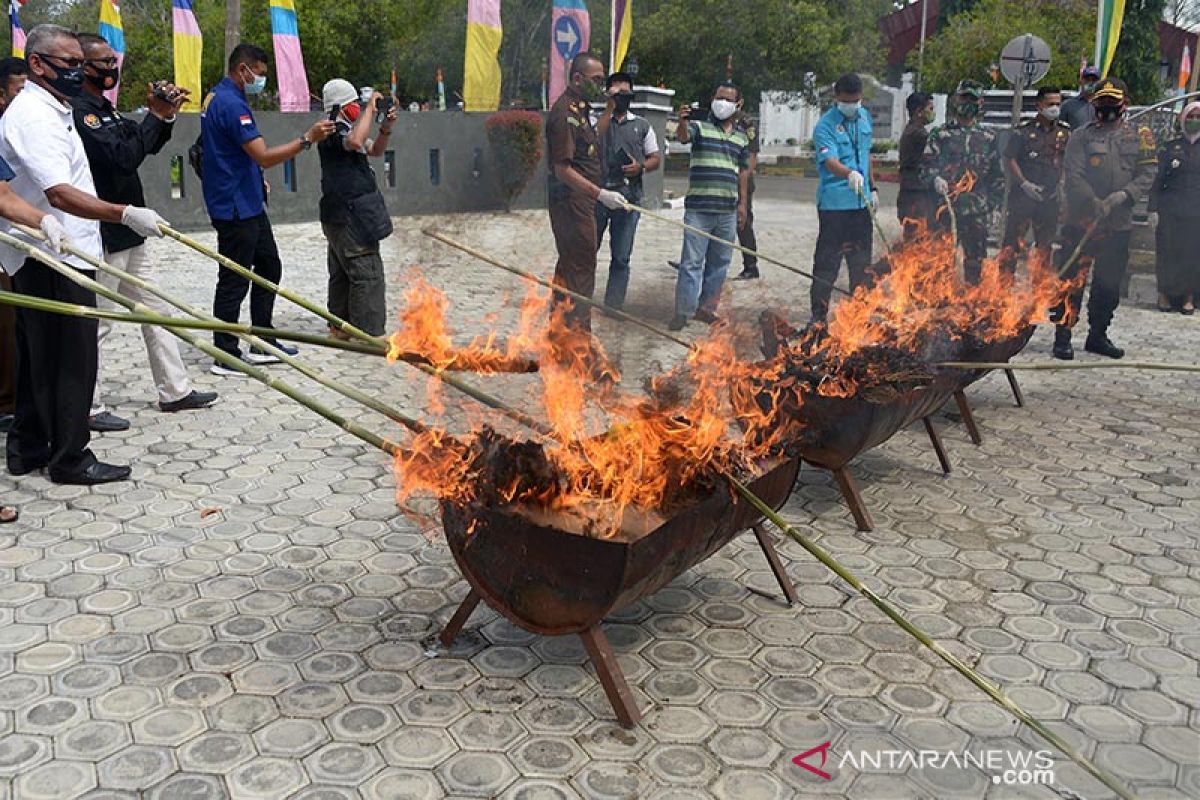 Kejari Aceh Besar musnahkan barang bukti kejahatan