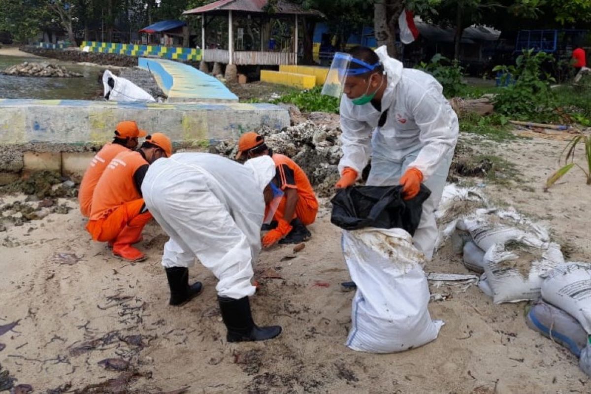 Pertamina bersihkan ceceran minyak mentah di Pulau Pari