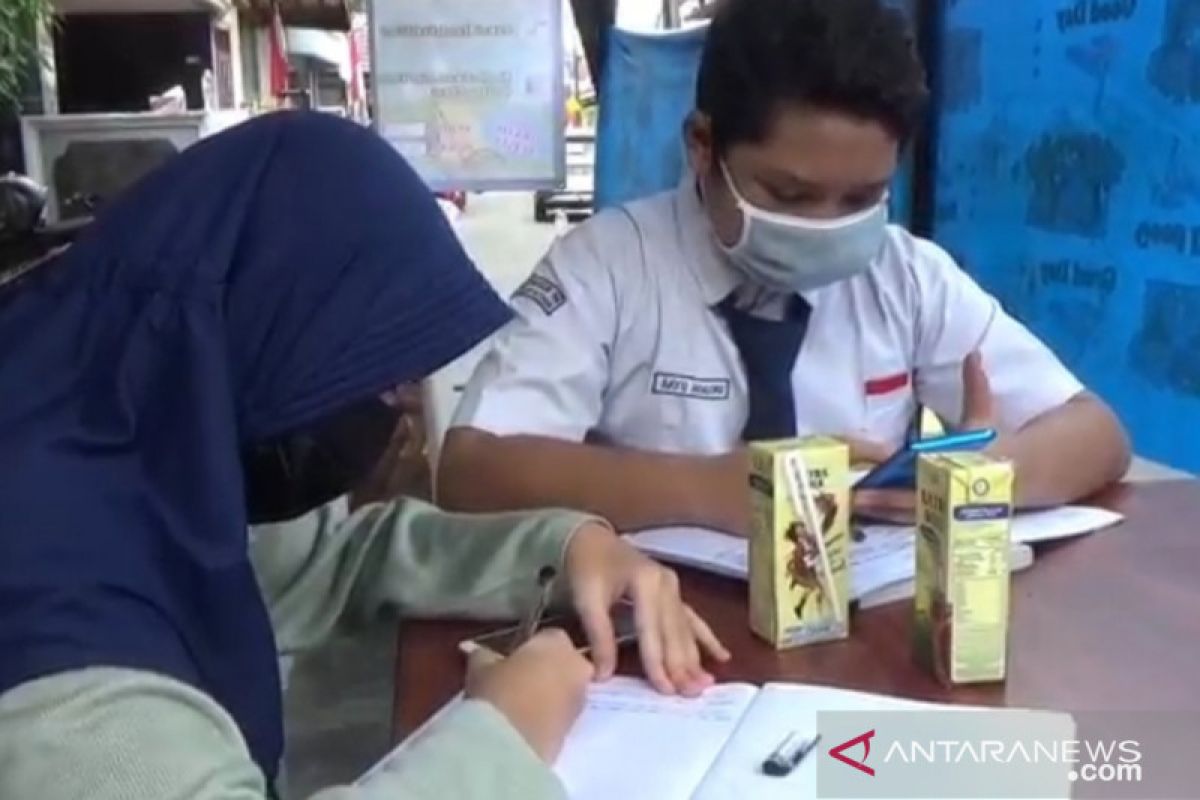 Warga Pondok Kelapa sedekah wifi untuk pelajar