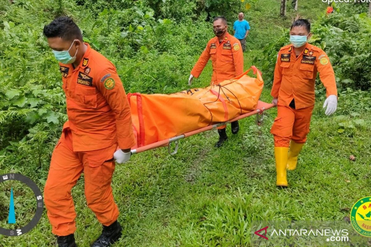 Tim SAR Manado evakuasi mayat seorang kakek di perkebunanan Minahasa Utara