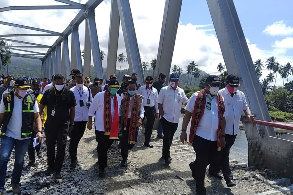 Gubernur Maluku Tinjau Pembangunan Jembatan Waikaka