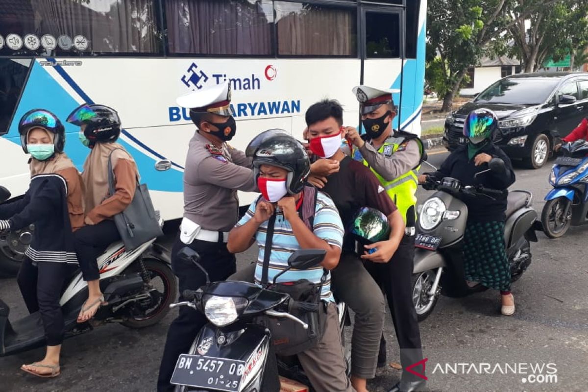 Satlantas Polres Bangka bagikan puluhan masker merah putih sambut hari kemerdekaan