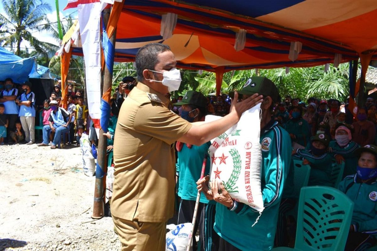 Bupati Tapteng berikan bantuan beras, uang tunai dan biaya bedah rumah