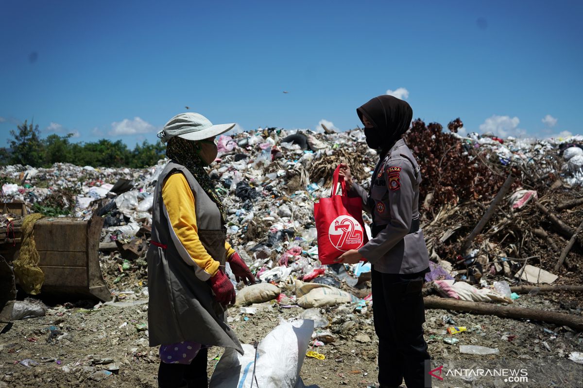 Polwan Polda Gorontalo serahkan bantuan bagi pemulung