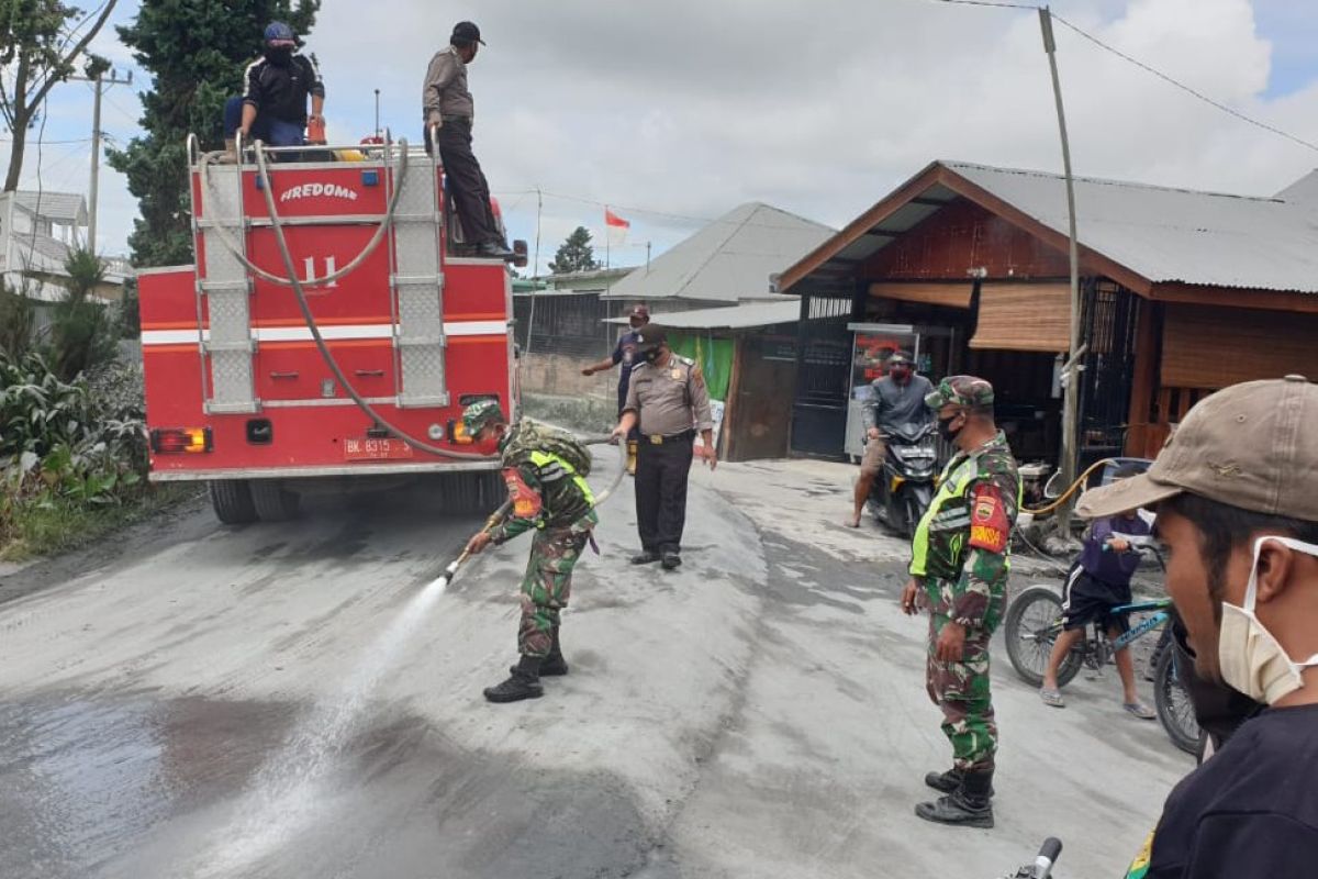 Pembersihan debu erupsi Gunung Sinabung terus dilanjutkan