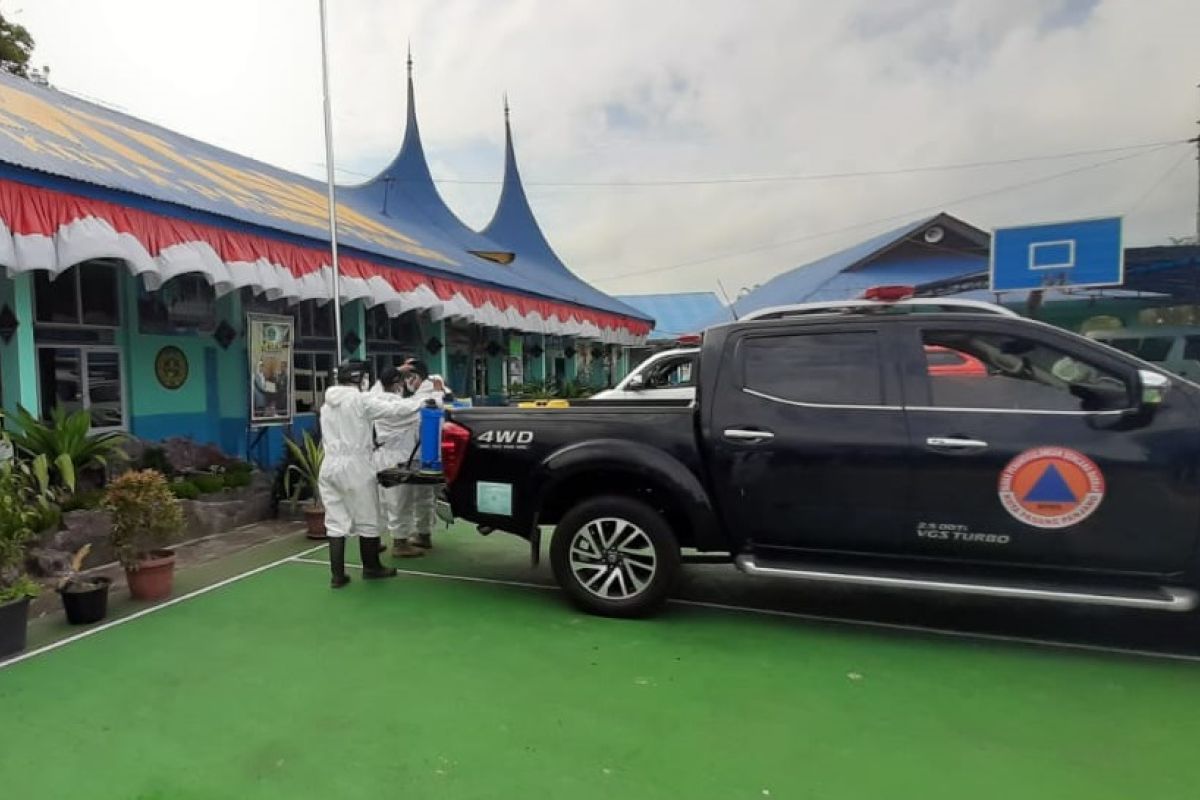 BPBD Kesbangpol semprot disinfektan sebelum sekolah di Padang Panjang dimulai