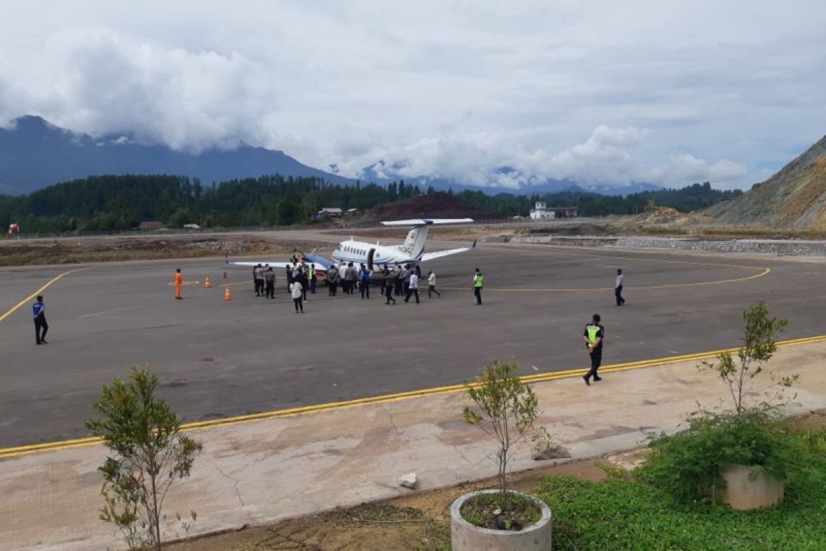 Pesawat mendarat perdana di Bandara Buntu Kunik Tator