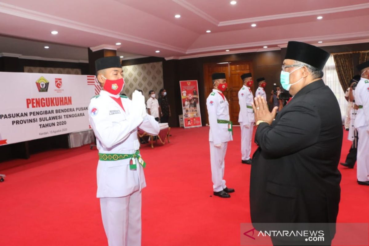 Gubernur Sulawesi Tenggara mengukuhkan Paskibraka HUT ke-75 Kemerdekaan