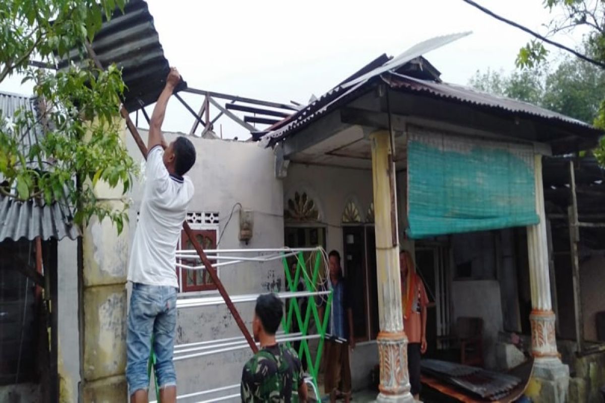 Padang Tualang Langkat dilanda angin kencang, enam rumah rusak