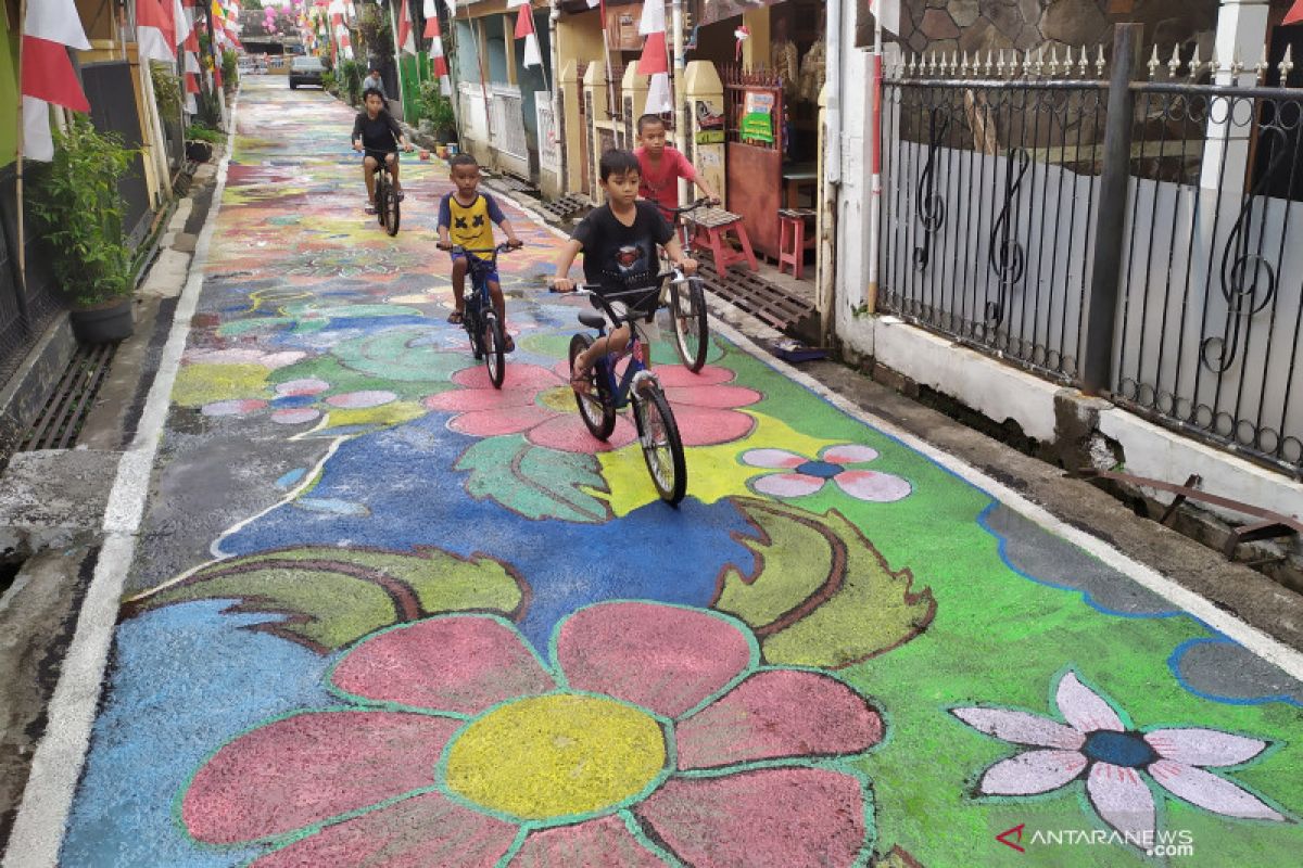 Warga Bandung sambut HUT RI dengan melukis jalan