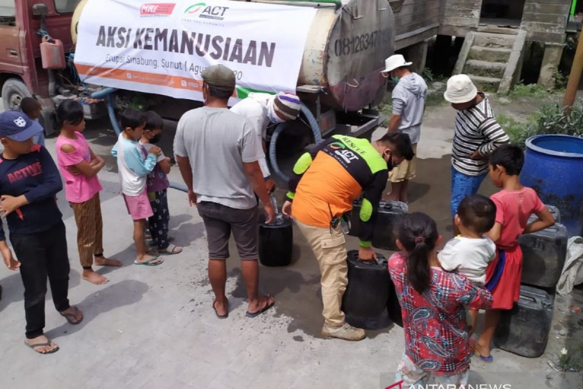 ACT Sumut salurkan air bersih untuk warga terdampak erupsi Gunung Sinabung