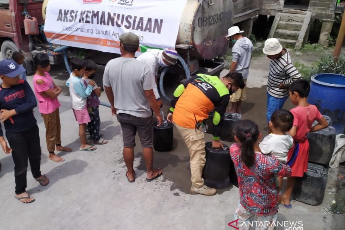 ACT Sumut salurkan air bersih warga terdampak erupsi Gunung Sinabung