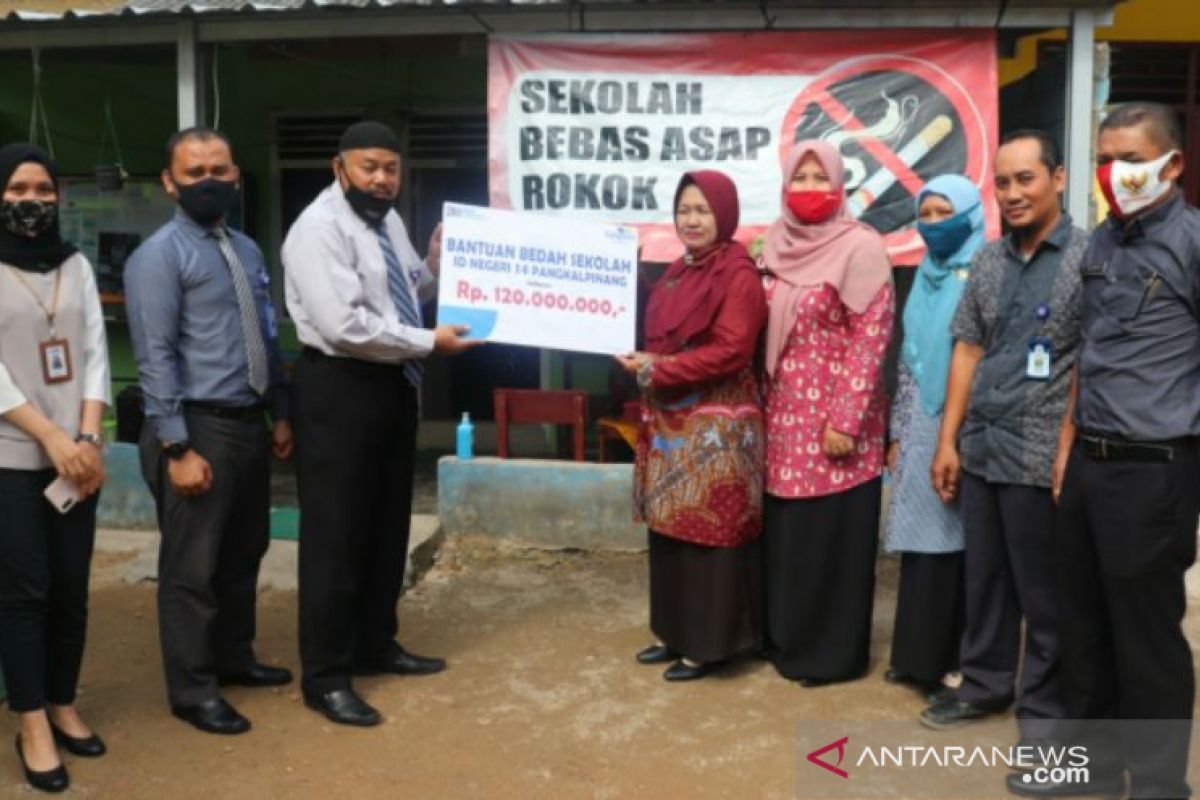 Peduli pendidikan, Taspen Pangkalpinang serahkan bantuan bedah sekolah