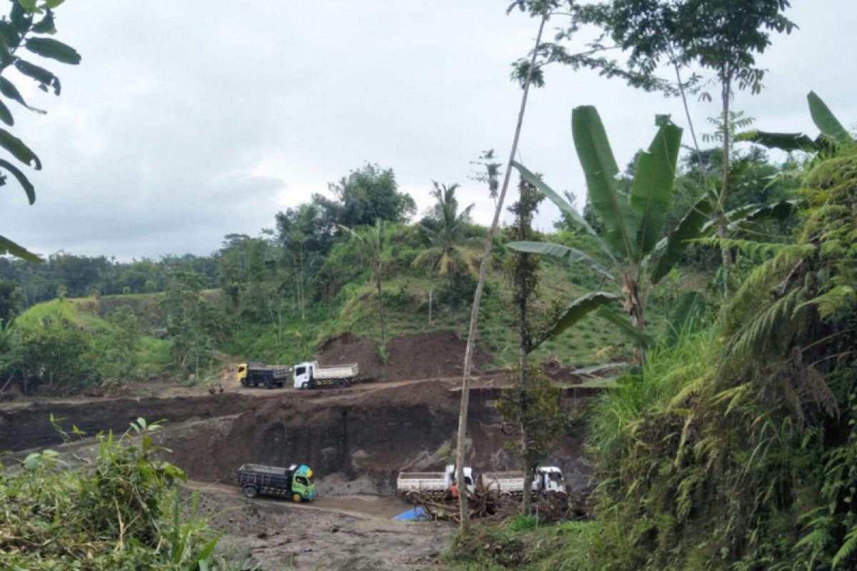 Diduga Ilegal, Camat bilang tambang galian C di Desa Karangsidmen Loteng berizin