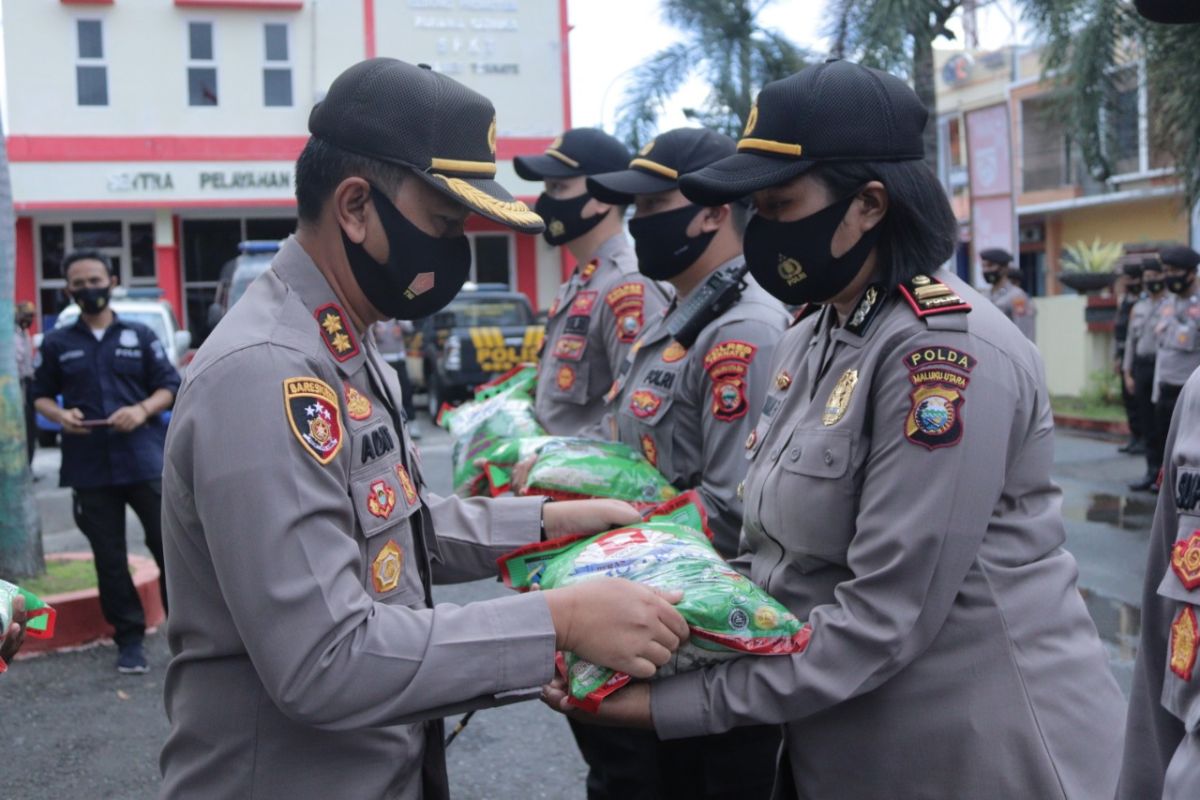 Polres Ternate salurkan 10 ton beras bantuan Mabes Polri