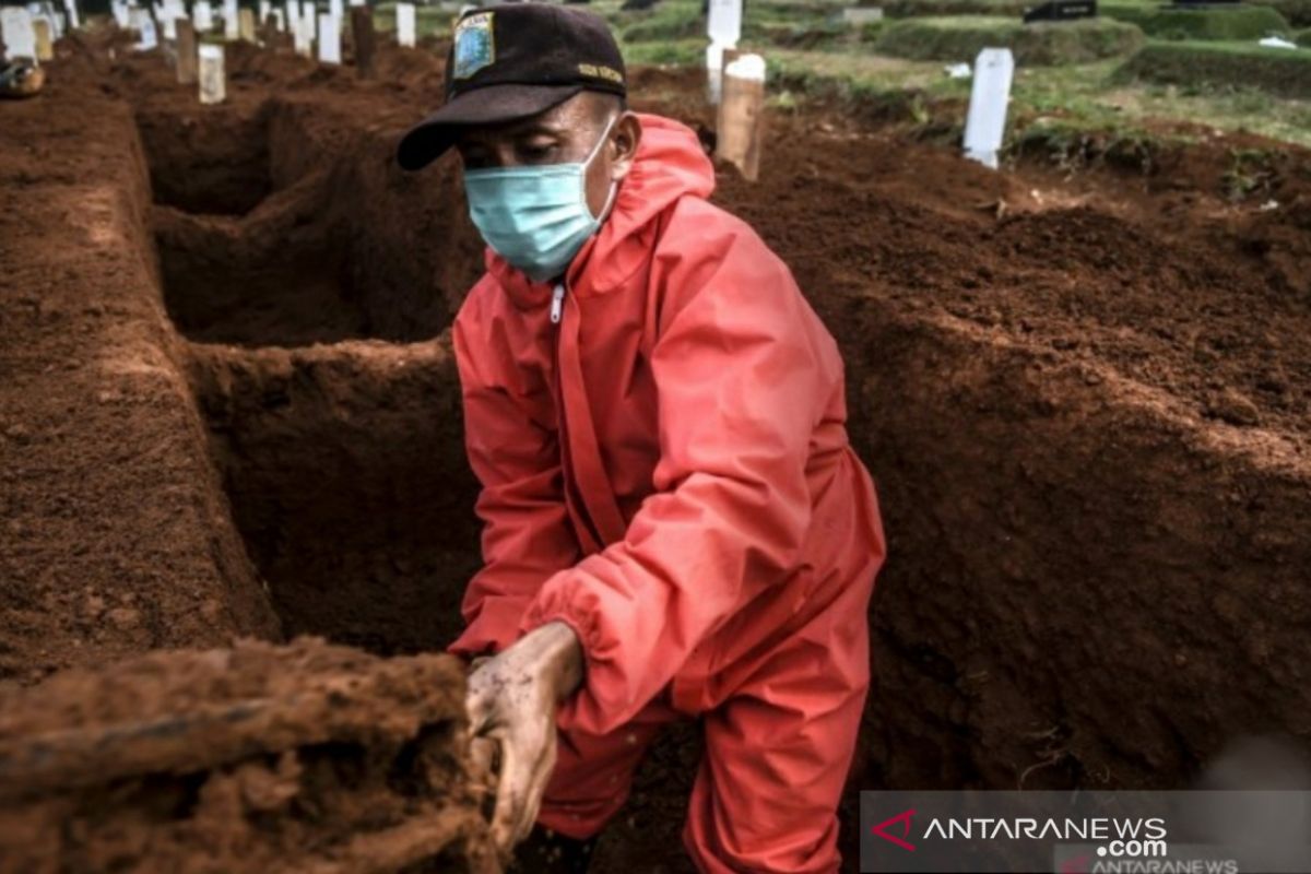 Insentif tak kunjung cair, penggali makam jenazah COVID-19 mengeluh