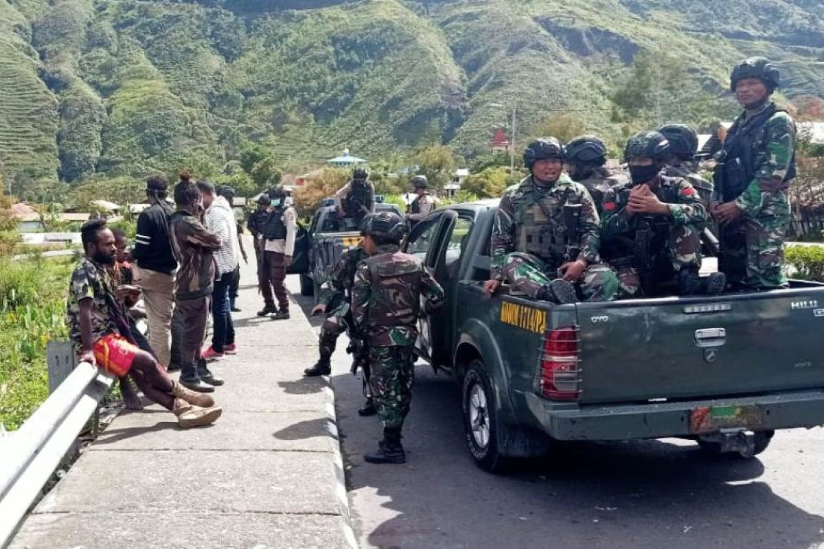 Polisi Puncak Jaya gelar razia dan bagikan bendera ke warga Kota Mulia