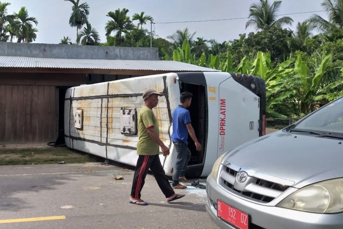 Diduga rem blong, bus pengangkut ASN terbalik di Aceh Timur
