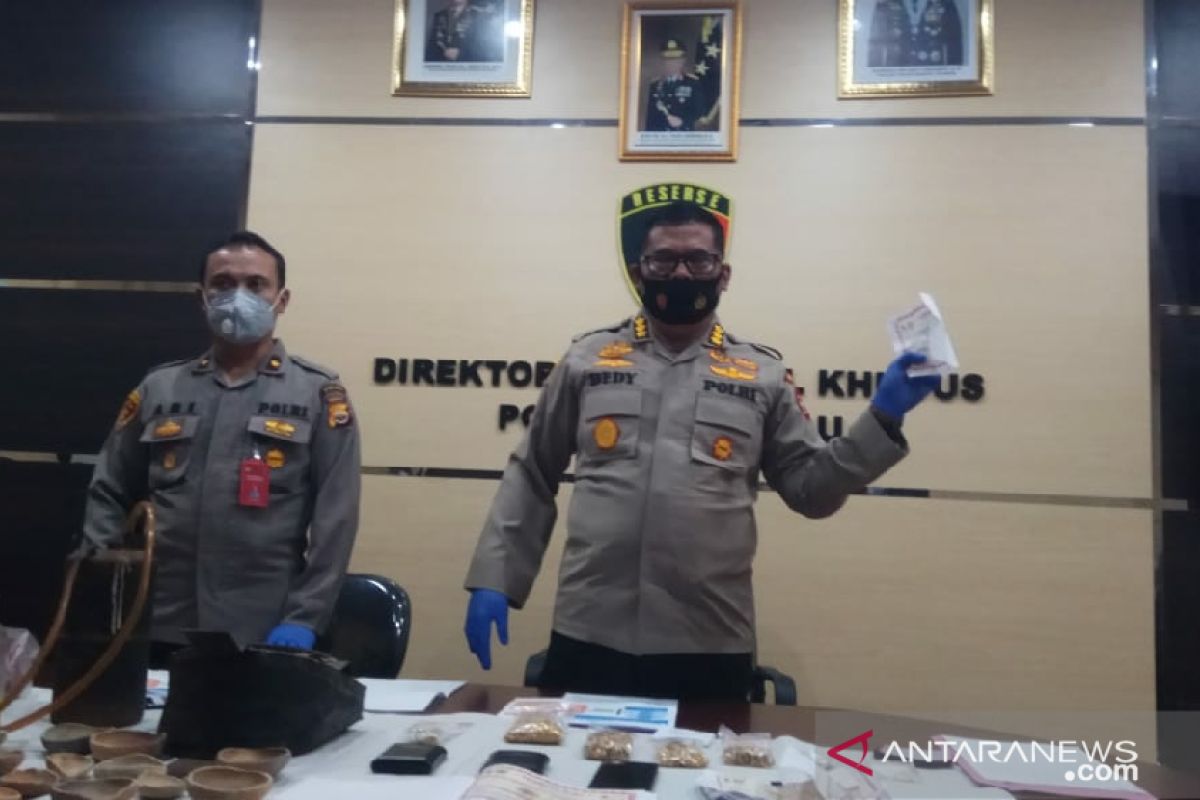 Polisi sita setengah kilogram emas palsu dari sebuah toko di Bengkulu