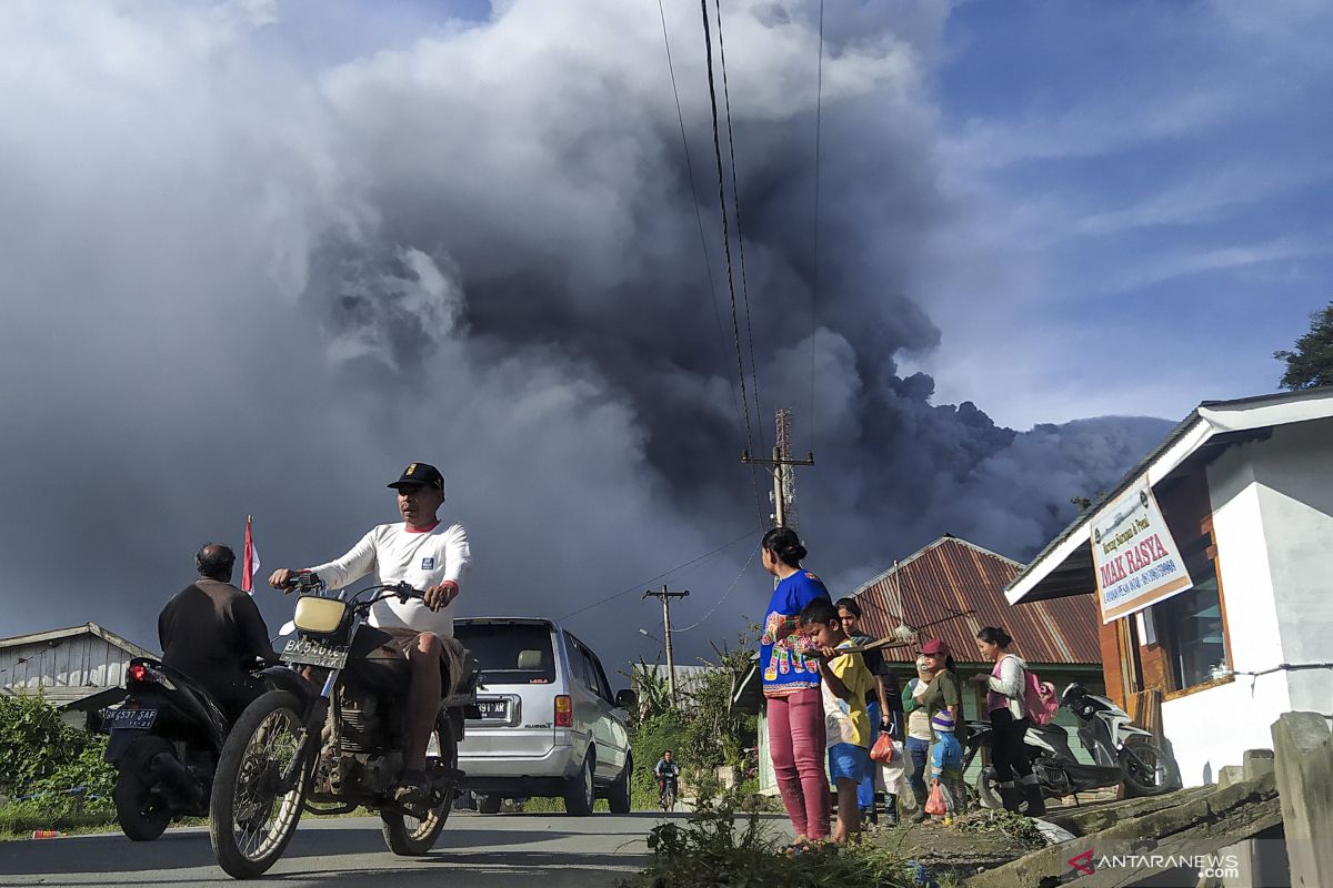 Gunung Sinabung tiga kali erupsi dengan tinggi kolom abu 1.000 hingga 2.000 meter