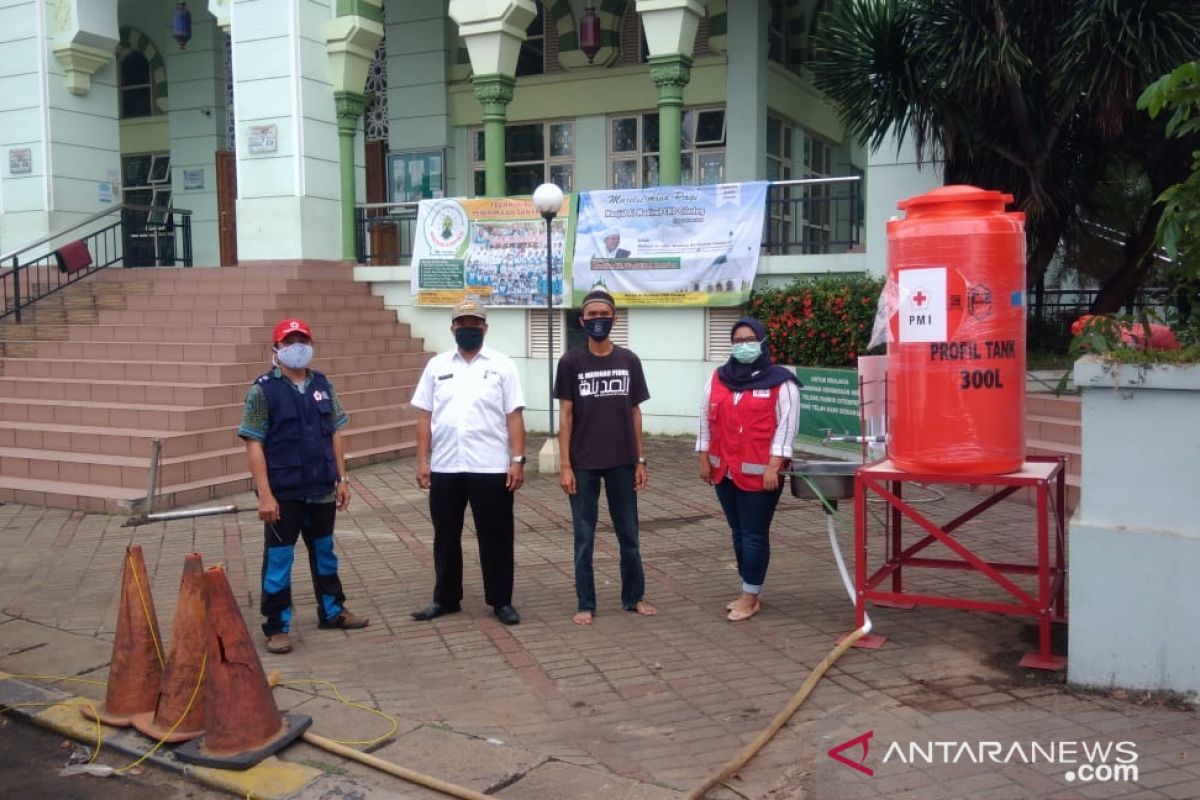 PMI Kota Tangerang salurkan bantuan tempat cuci tangan portabel ke mesjid