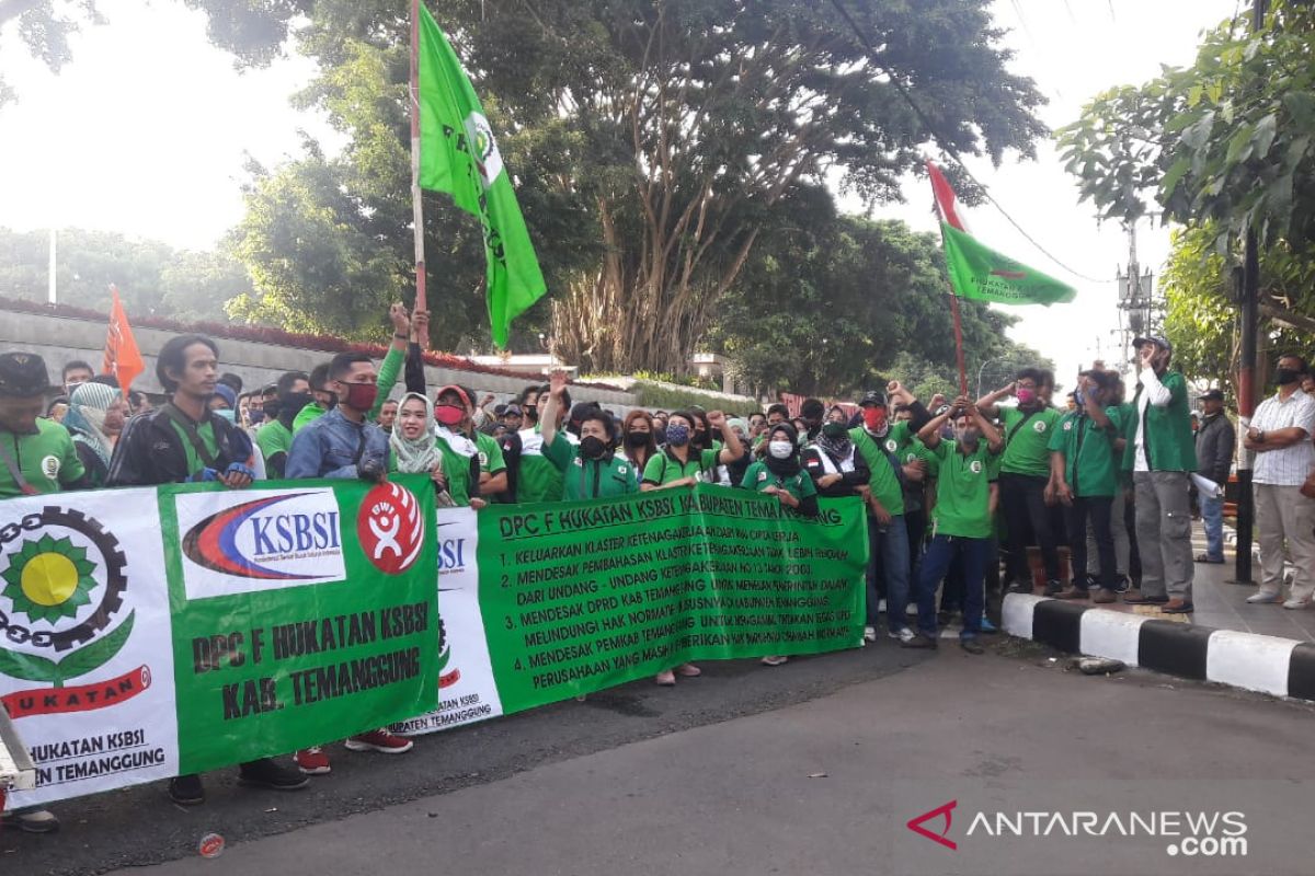 Ratusan buruh unjukrasa di  DPRD Temanggung