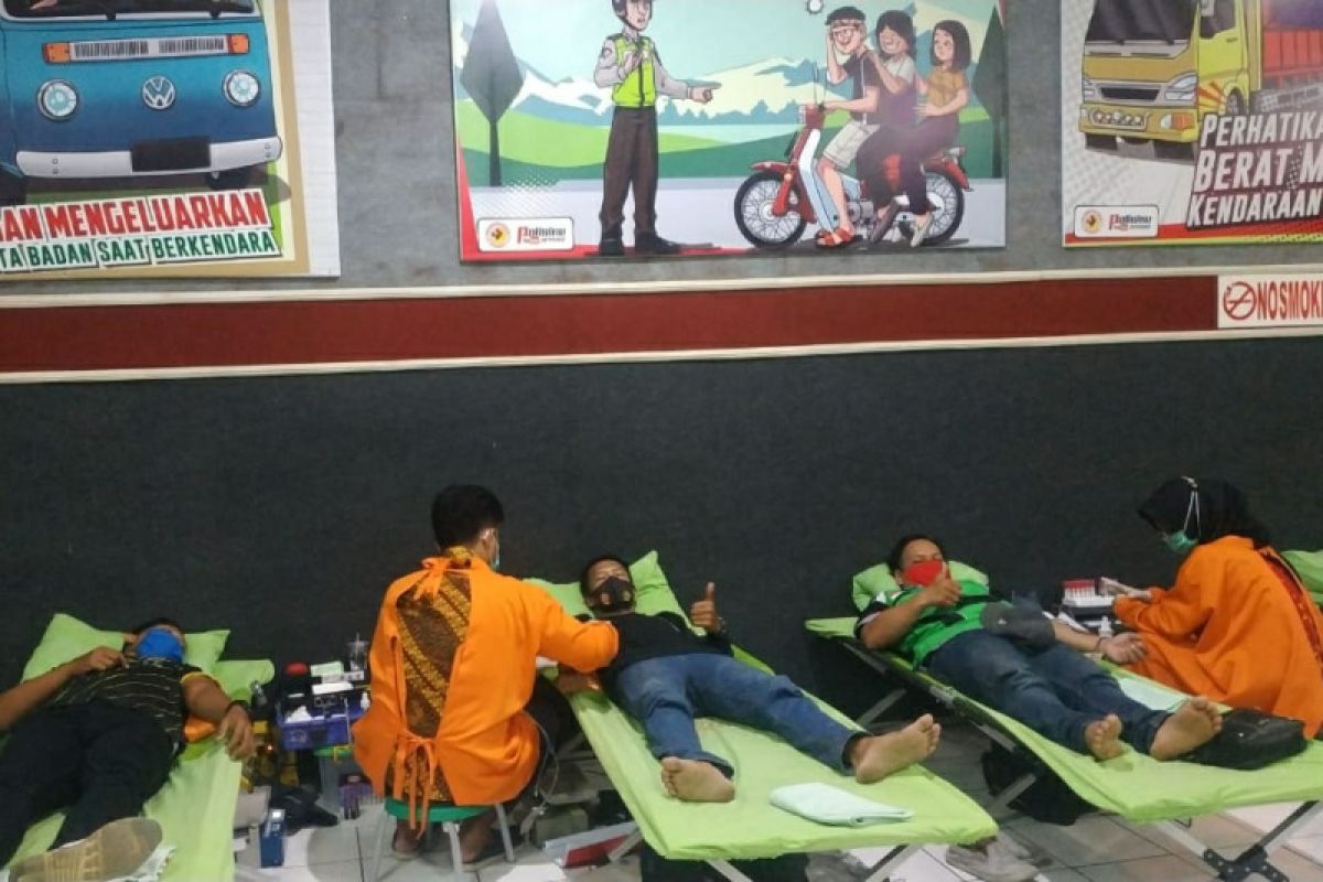 HUT Ke-75 RI, komunitas ojol Banyumas donor darah