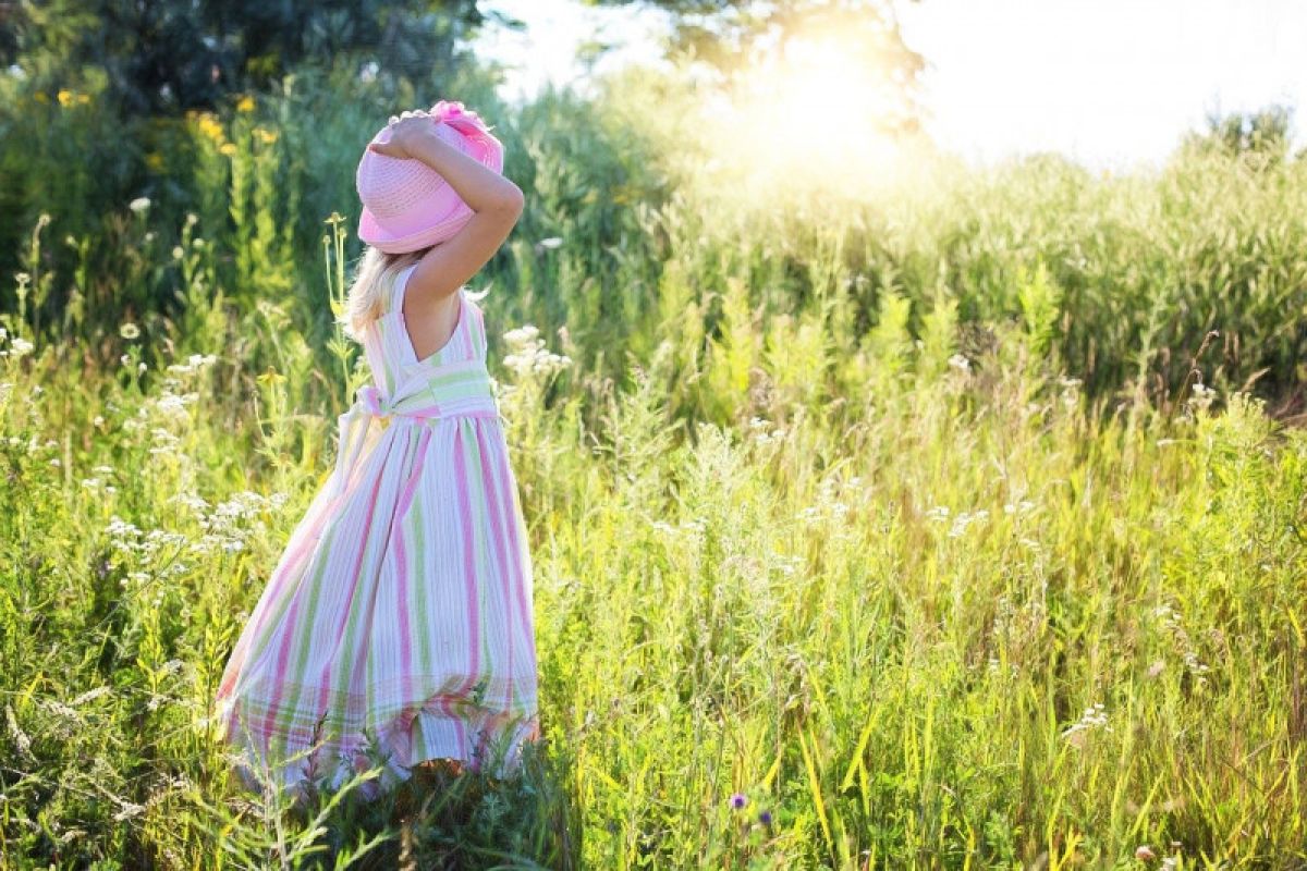 Haruskah membuka baju anak saat berjemur di bawah sinar matahari?