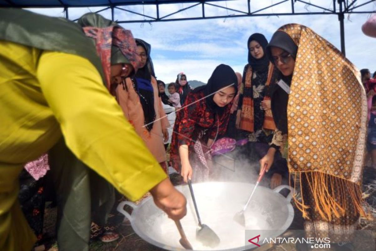 PELATIHAN MEMBUAT RENDANG