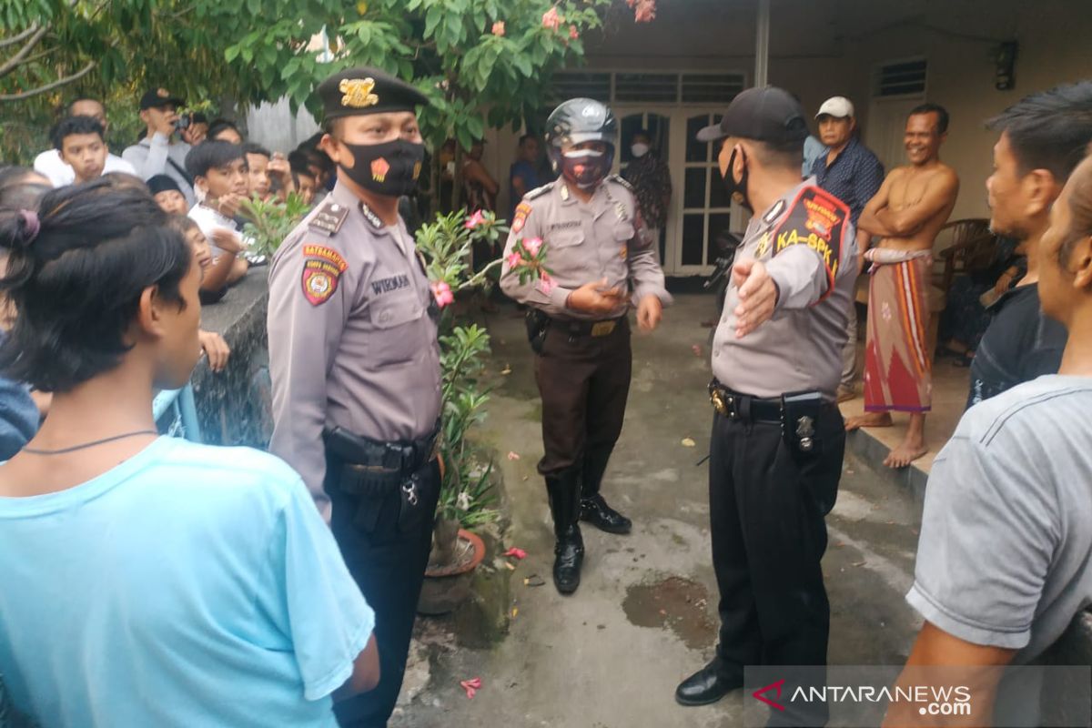 Beri kecupan di perut anak gadis, seorang tamu dikepung warga