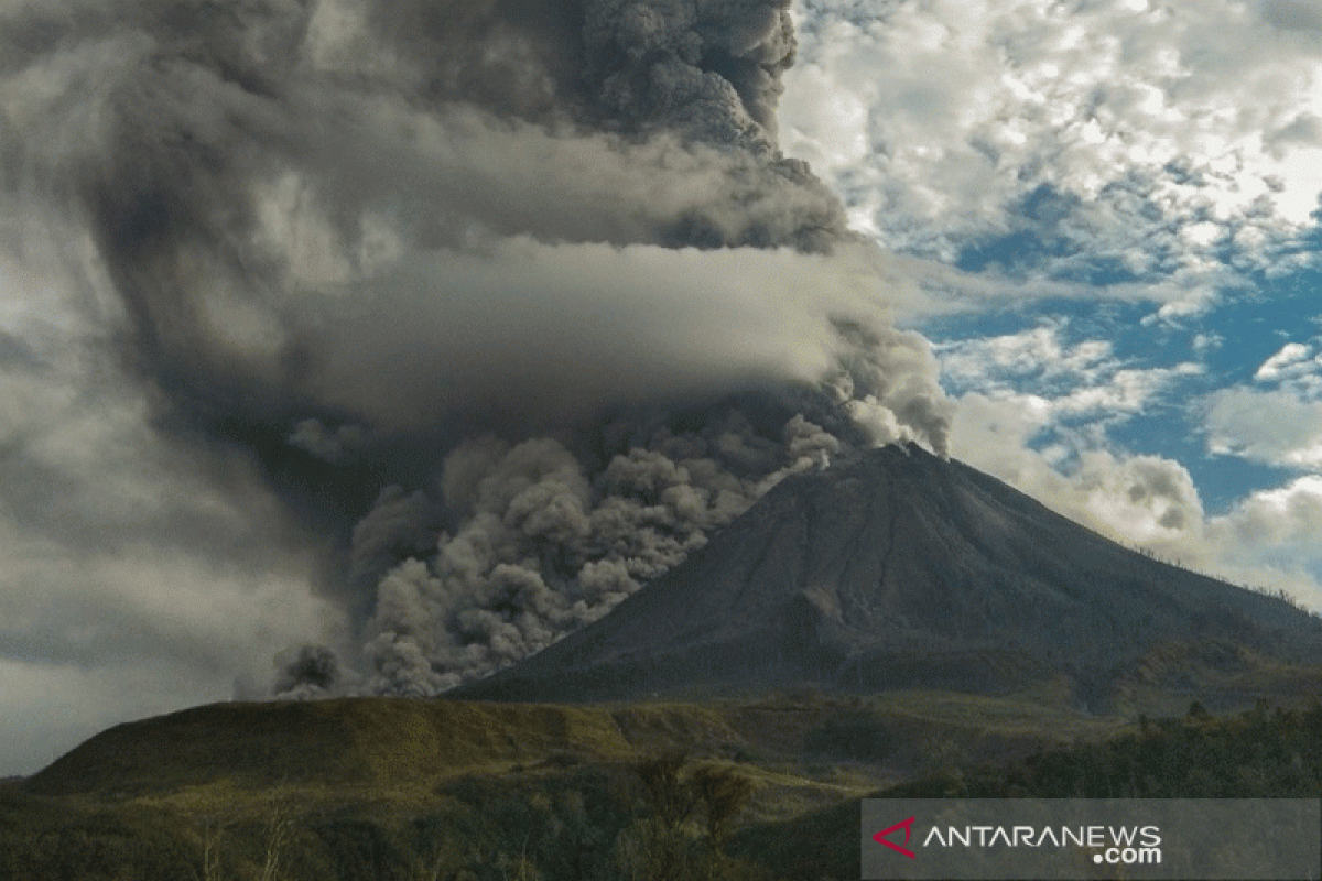 Gunung Sinabung masih semburkan debu vulkanik