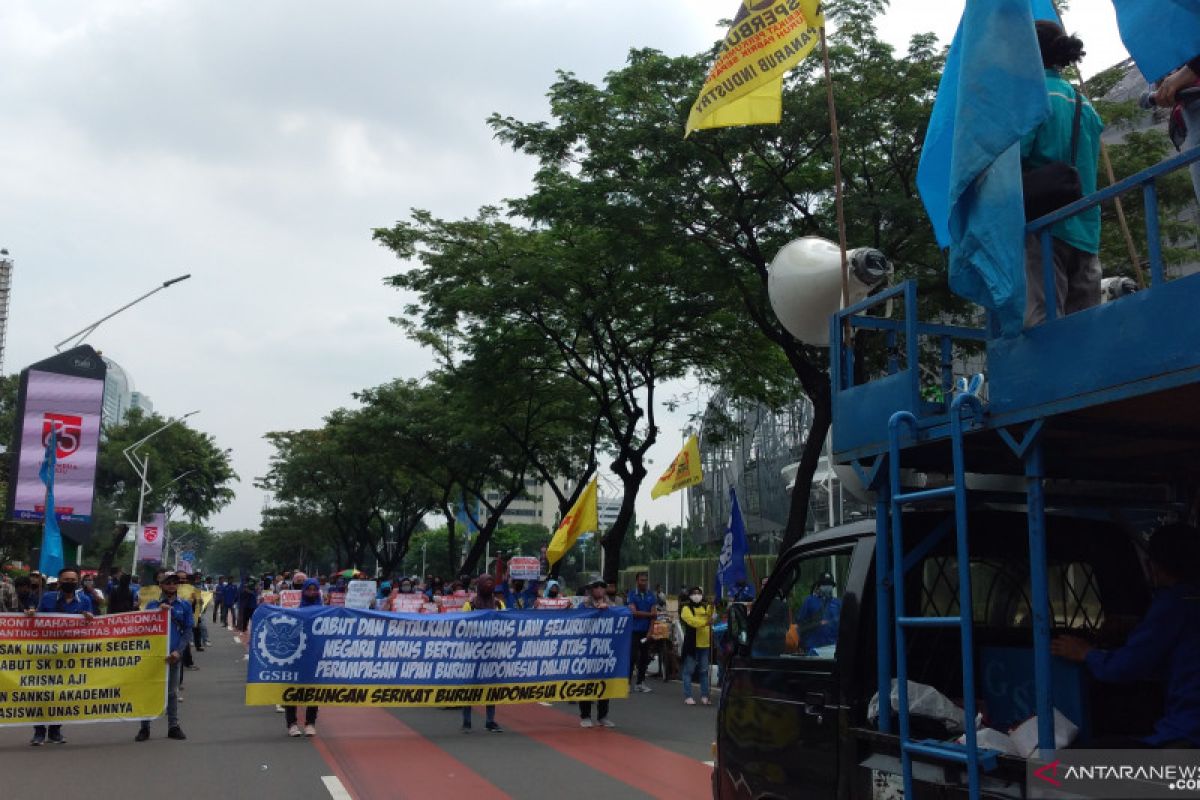 Ratusan massa kembali gelar demonstrasi dekat gedung DPR/MPR