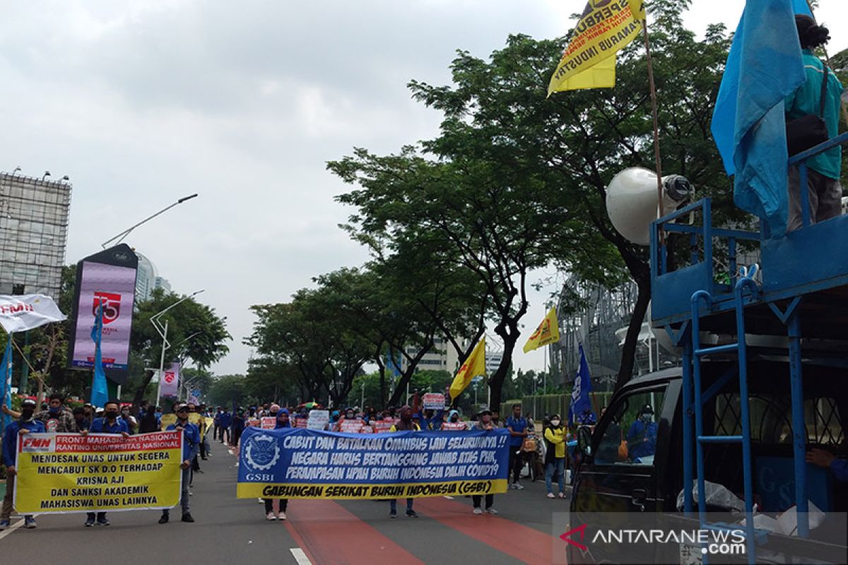 Ratusan orang kembali gelar demonstrasi dekat gedung DPR/MPR
