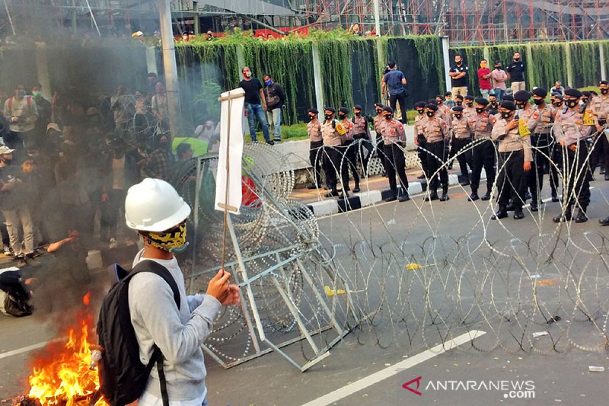 Mahasiswa bakar simbol keranda