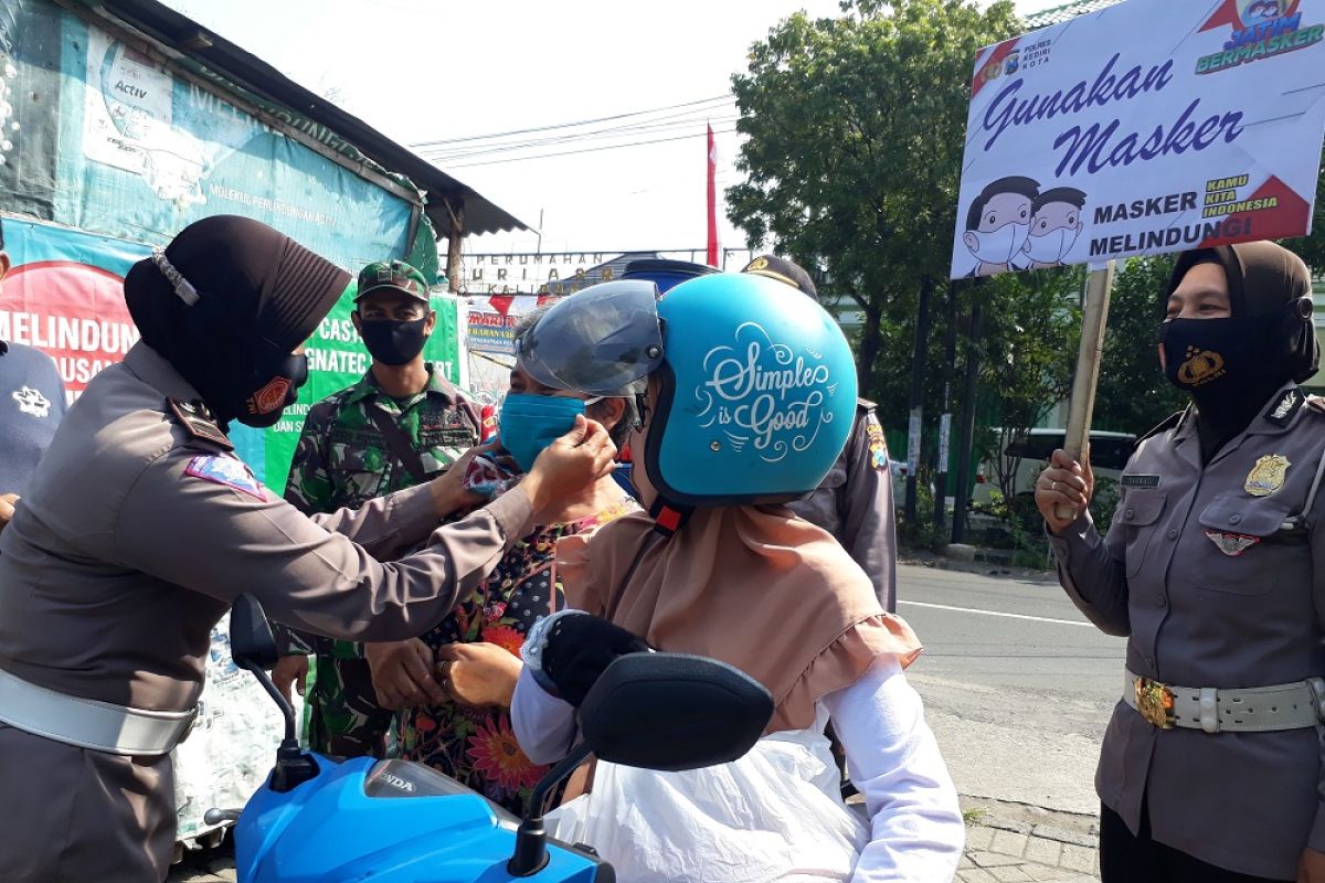 Jurnalis bersama Polres Kota Kediri bagi-bagi masker