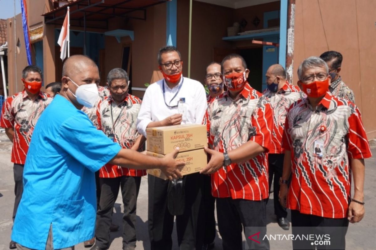 BUMD Boyolali serahkan bantuan suplemen bagi warga yang isolasi mandiri