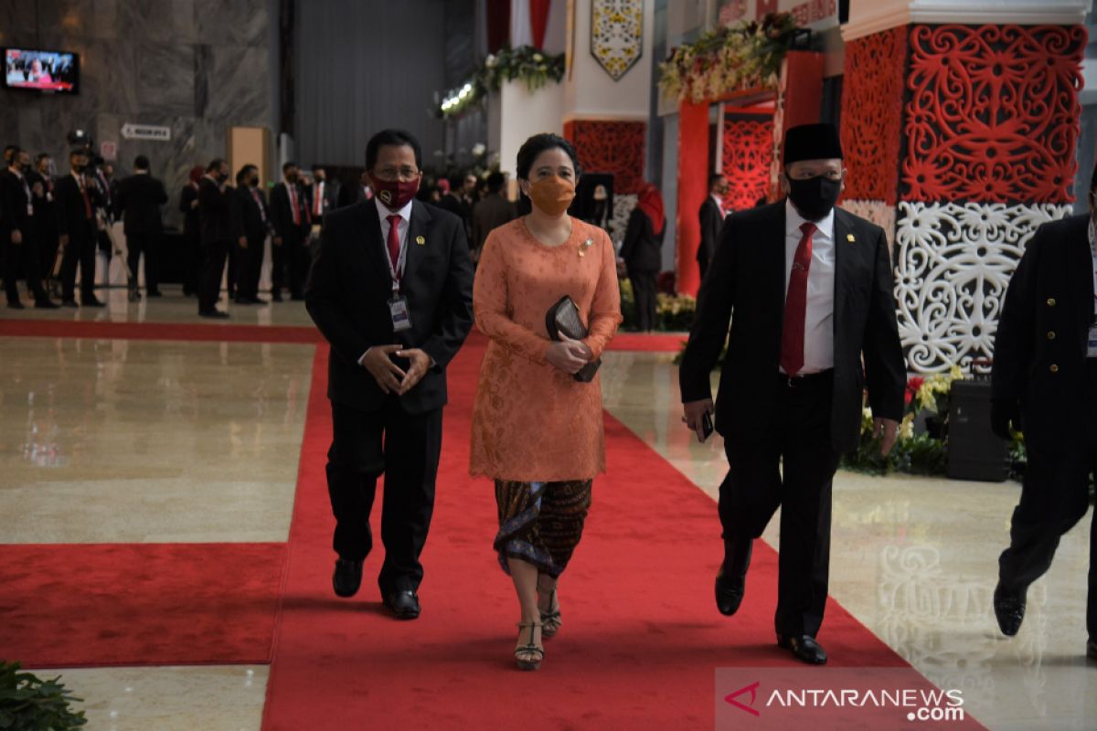 Puan Maharani kenakan kebaya jingga dalam sidang tahunan MPR