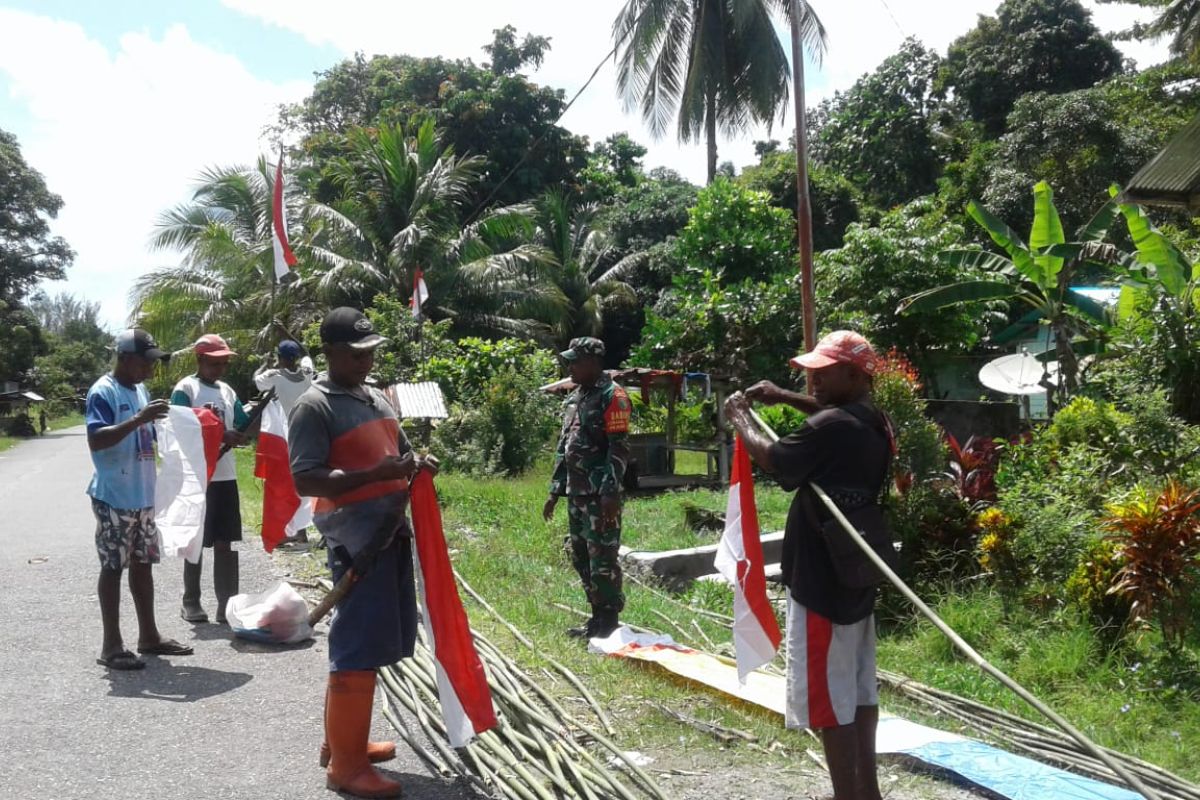 Warga kampung Sarafambai Pulau Yapen pasang bendera Merah Putih sambut HUT RI