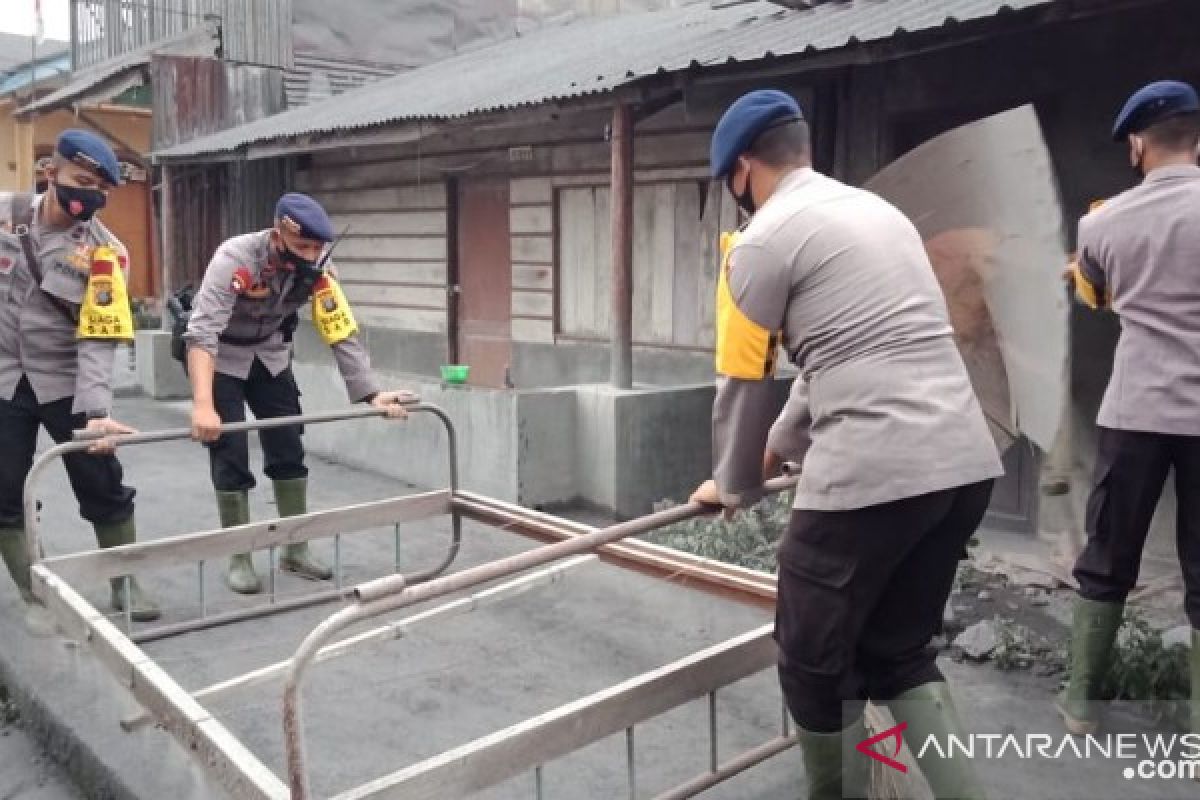 Brimob Polda Sumut bantu korban erupsi Gunung Sinabung