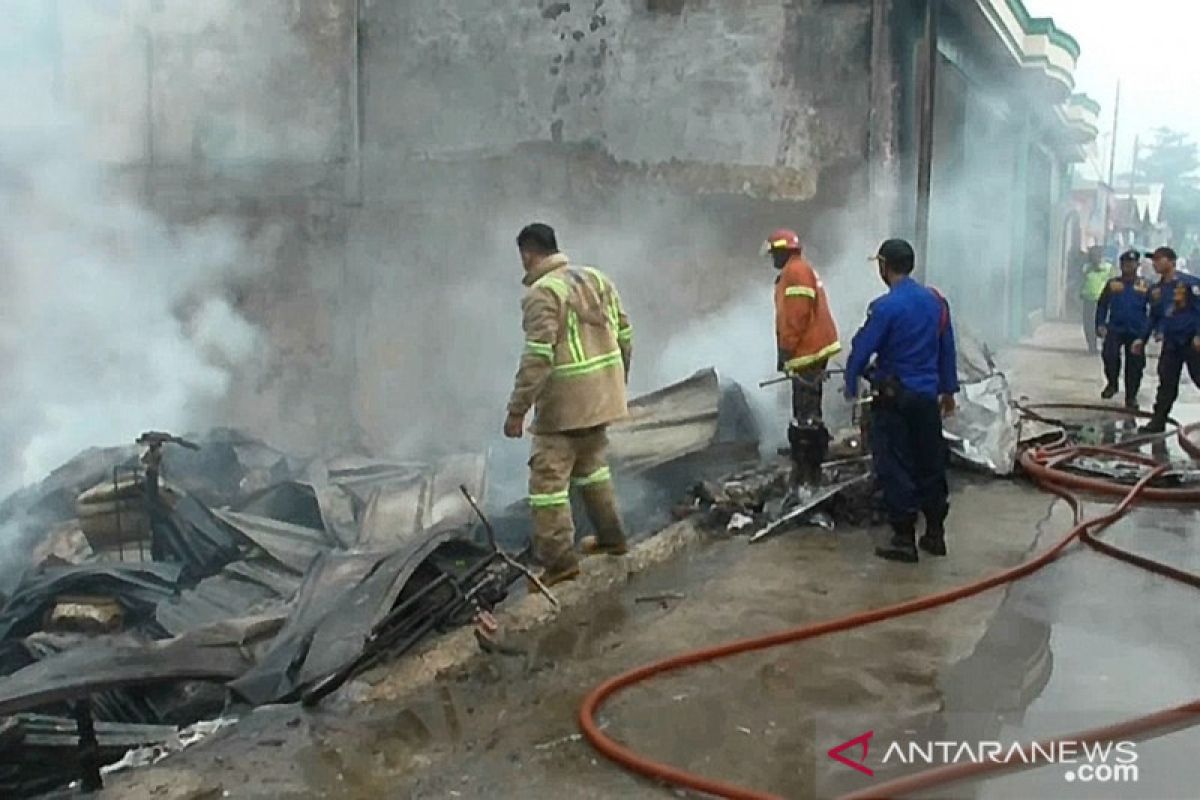 Kebakaran hangusksn gudang limbah di Bekasi berhasil dipadamkan kurang dari sejam