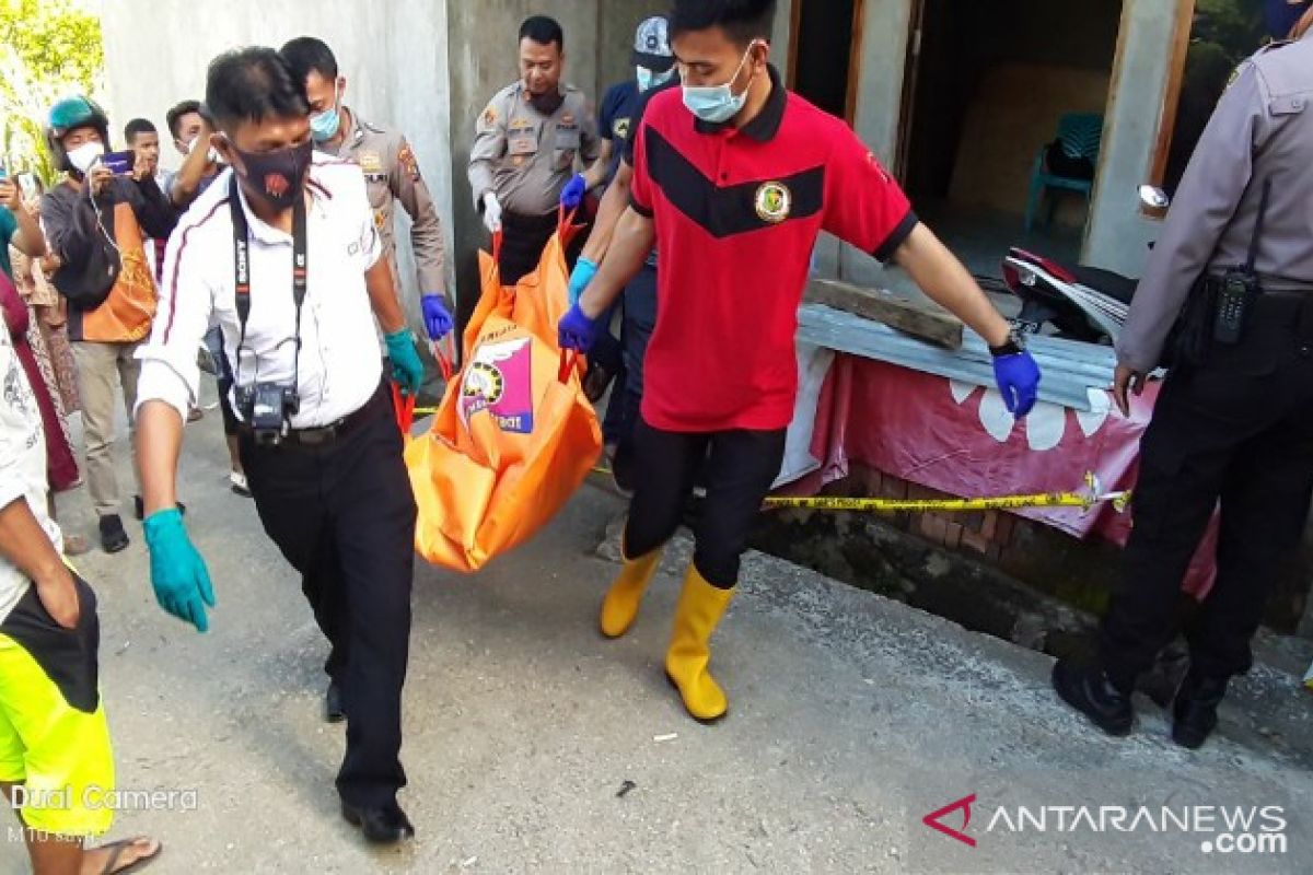 Ribut masalah mengasuh anak, Suami bunuh istri kemudian bunuh diri dengan gorok leher sendiri