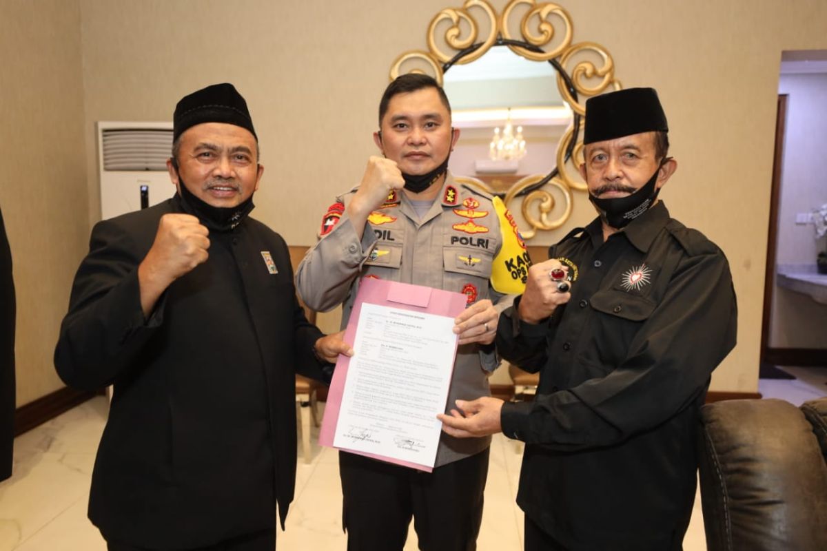 Kapolda Jatim fasilitasi kesepakatan dua pimpinan perguruan silat PSHT