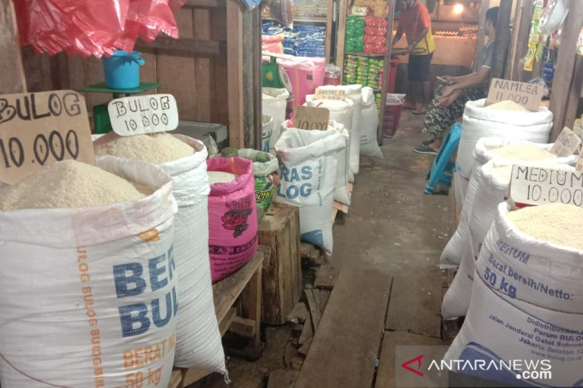 Harga berbagai merek beras antarpulau di Ambon normal