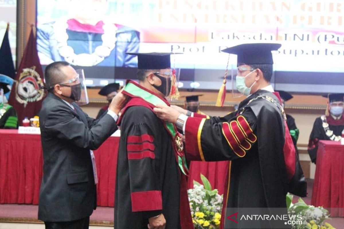 Rektor Universitas Pertahanan kukuhkan guru besar ilmu pertahanan baru