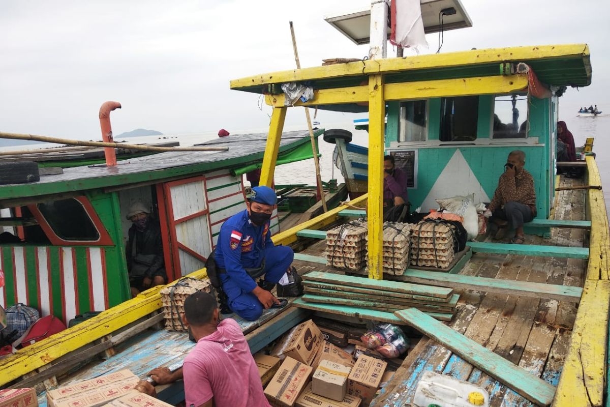 Satpolair Polres Bengkayang cek muatan kapal cegah barang ilegal di Teluk Suak