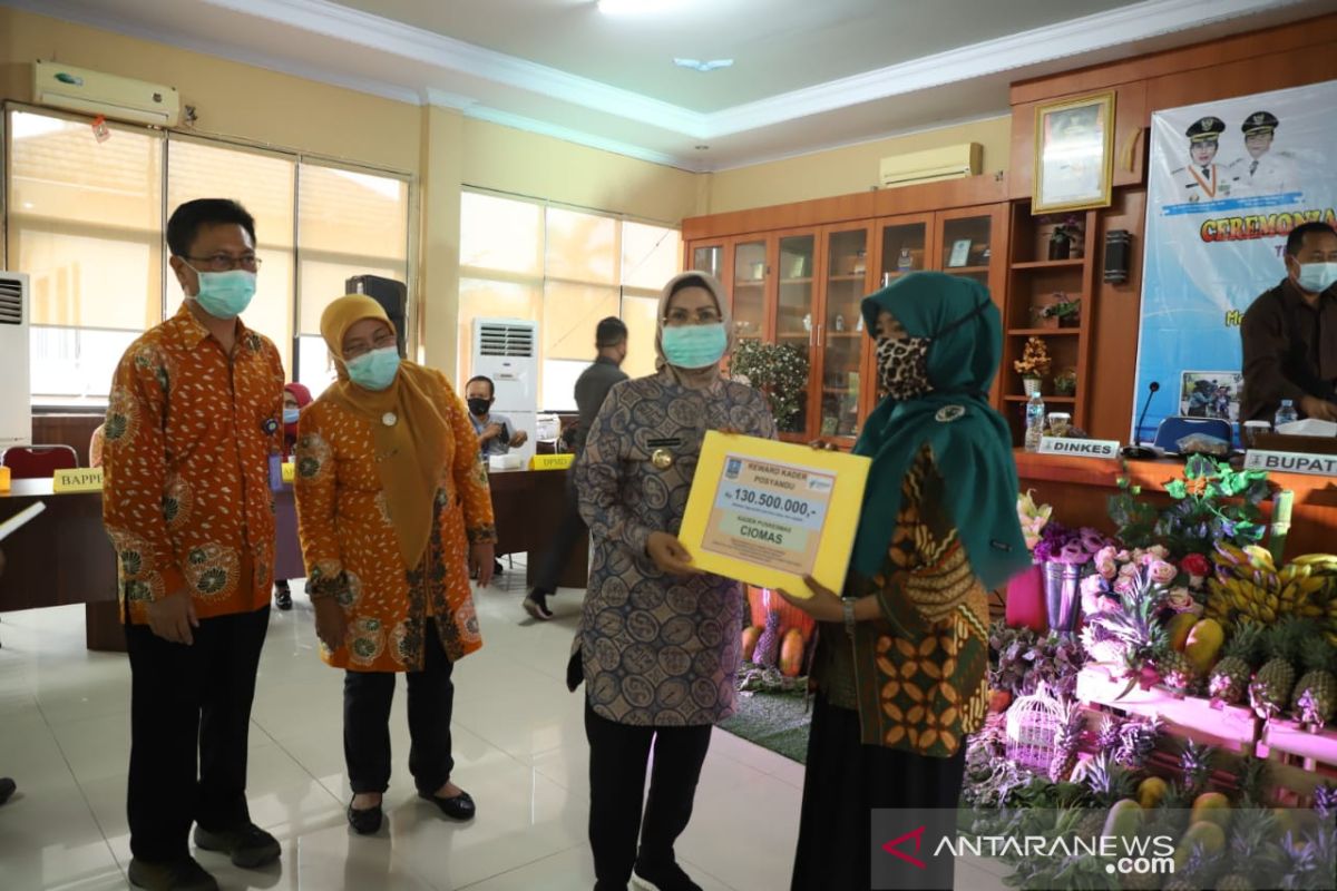 Bupati Serang berikan reward untuk 7.665 kader posyandu