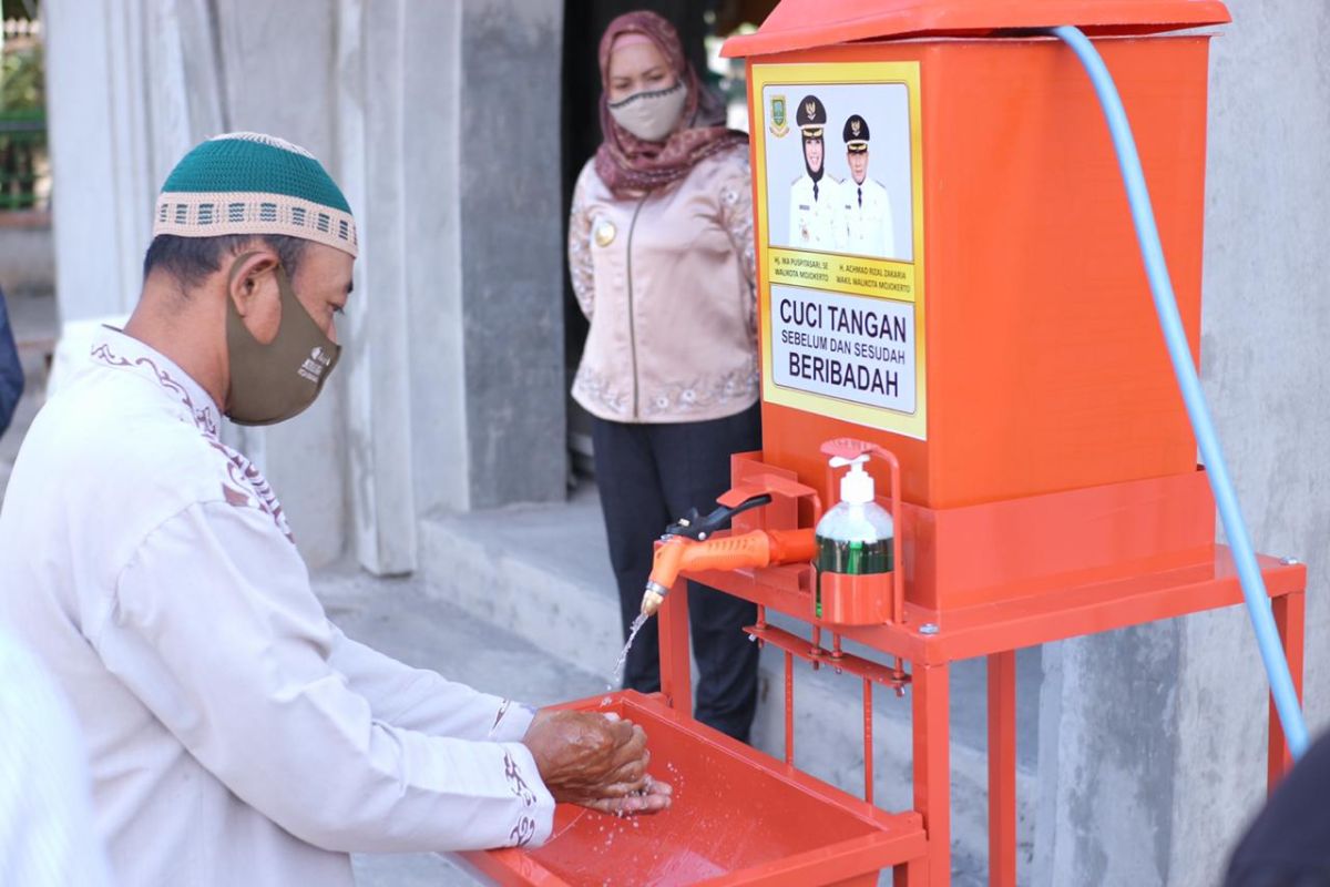 Pemkot Mojokerto bagikan ratusan alat cuci tangan untuk masjid dan pesantren